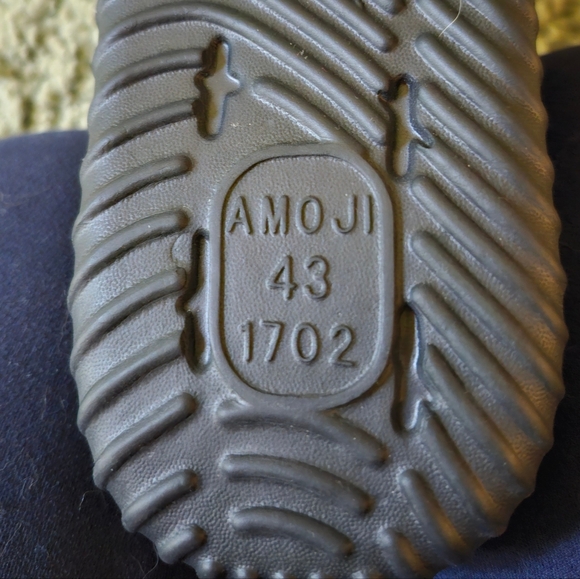 Amoji Unisex Clogs - Picture 6 of 7